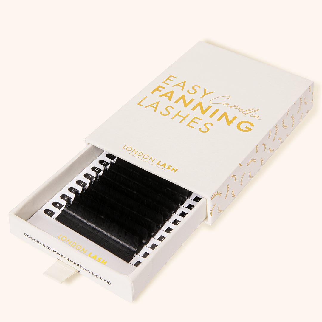 Easy Fanning Mega Volume Lashes in 0.03 in beige lash tray