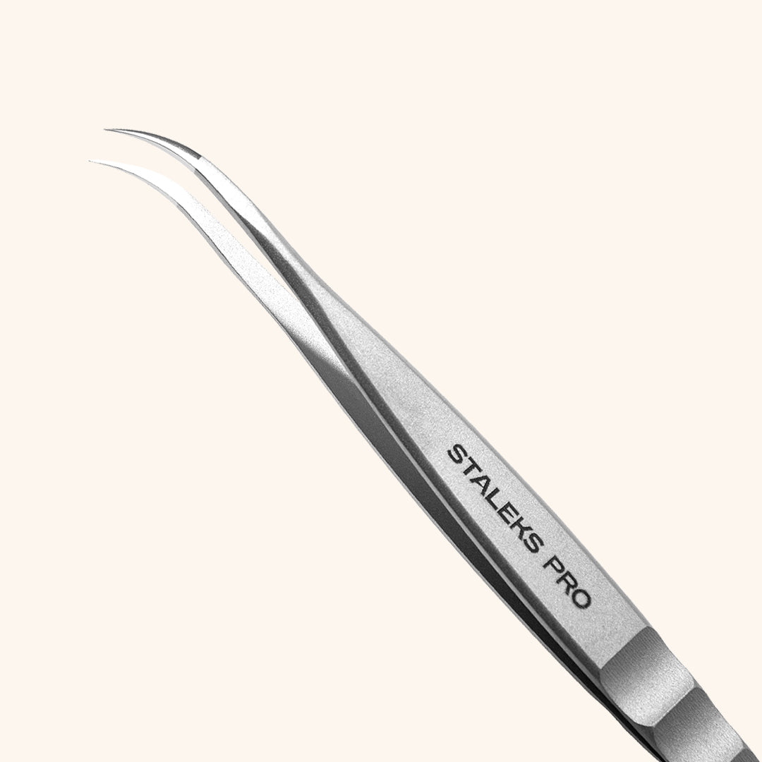 Curved tip tweezers for lash extensions