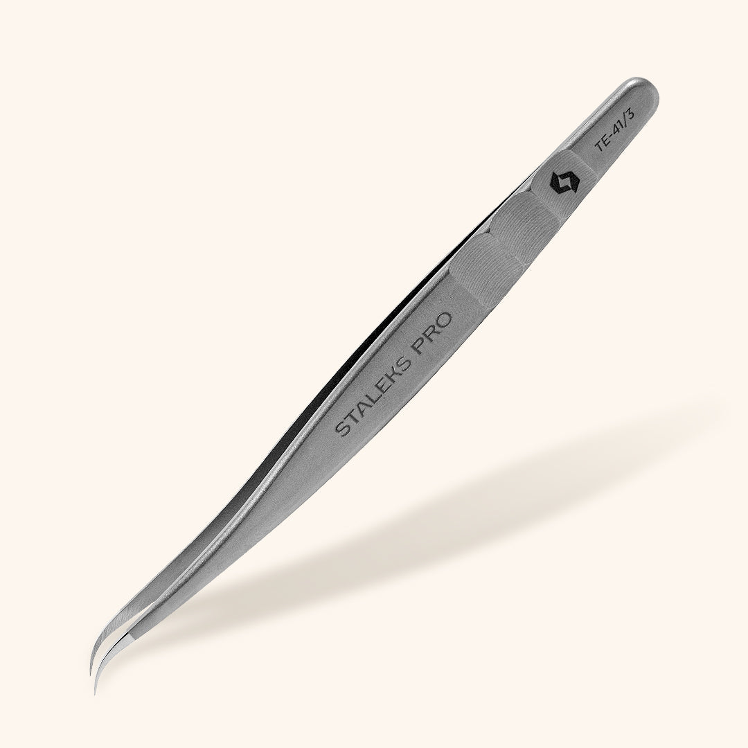Mega volume curved lash tweezers for volume lash extensions