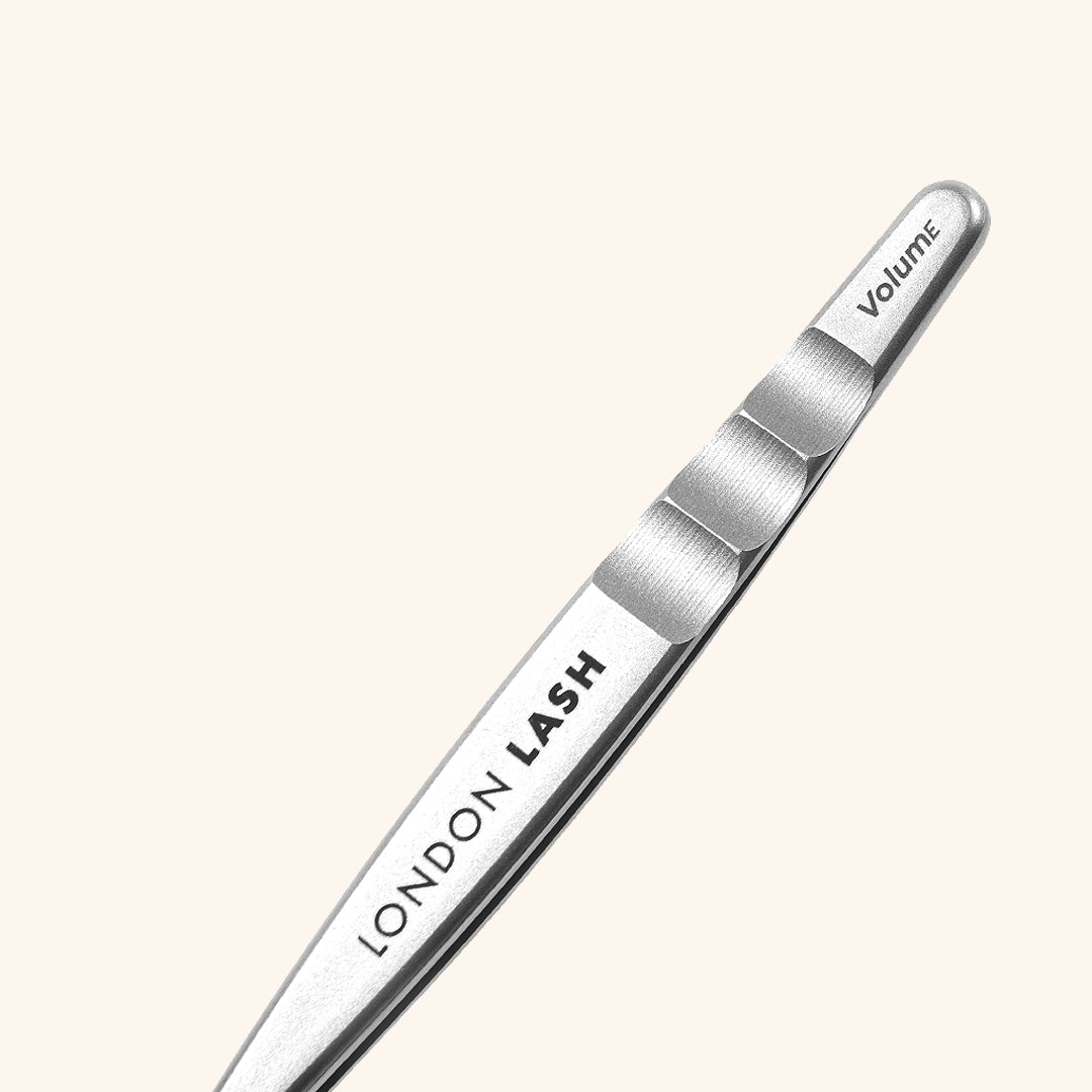 Petite curved eyelash tweezers in silver