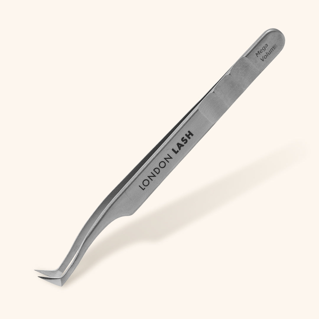 Mega volume lash tweezers with wide boot tip